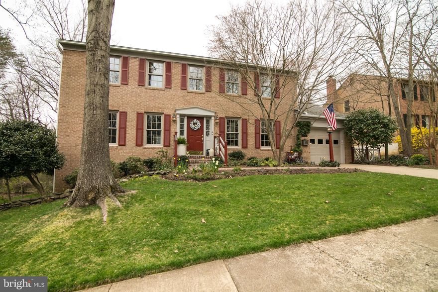 Perfect 10. This is a one of a kind gem located in the sought after lake community of Montclair. Short walk to Dolphin Beach and local park. This home shows pride of ownership top to bottom with Tile counter-tops and back splash, Gleaming Hardwood floors throughout. Main level family room with a gas fireplace french doors to deck, Separate living and dining room. Upper level features 4 spacious bedrooms with a large master suite with updated full bath. Built in closet system in master. Step into nature in your private well landscaped yard. Sit on your new large deck and soak in nature. This one won't last! Close to shopping and all of Northern VA Military bases.