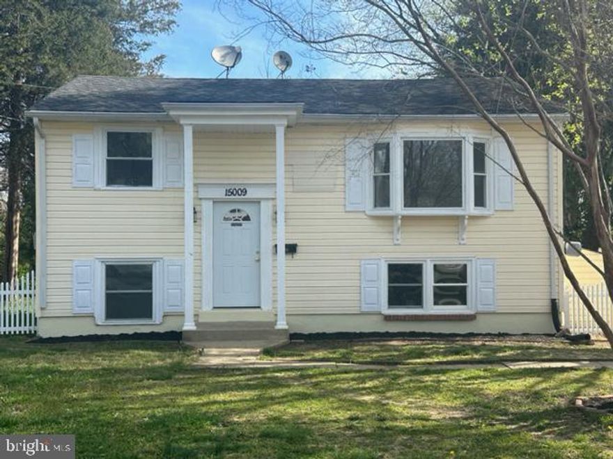 Renovated kitchen, new cabinets, granite counter top, Freshly painted, New carpet, Ready do move in,