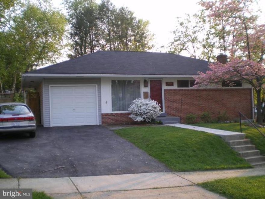 COME RENT for 6, 9, or 12 months  THIS FANTASTIC HOME!  THIS HOME HAS NICE FLOOR PLAN WITH WHITE KITCHEN, WINDOWS HAVE BEEN REPLACED!  WASHER & DRYER!  DECK & UPDATED BATH ROOMS.  SUPER WOOD FLOORS! BEAUTIFUL FINISHED LOWER LEVEL WITH WALKOUT! 1 CAR GARAGE! NICE & PRIVATE FENCED BACK YARD & MORE!  GREAT LOCATION! CLOSE TO SHOPPING PLAZA W/GROCERY,RESTAURANTS,& PHARMACY. HURRY THIS CREAM PUFF WON'T LAST LONG! EASY TO SHOW!   Must have minimum 680 credit score with a combine 90k annual income