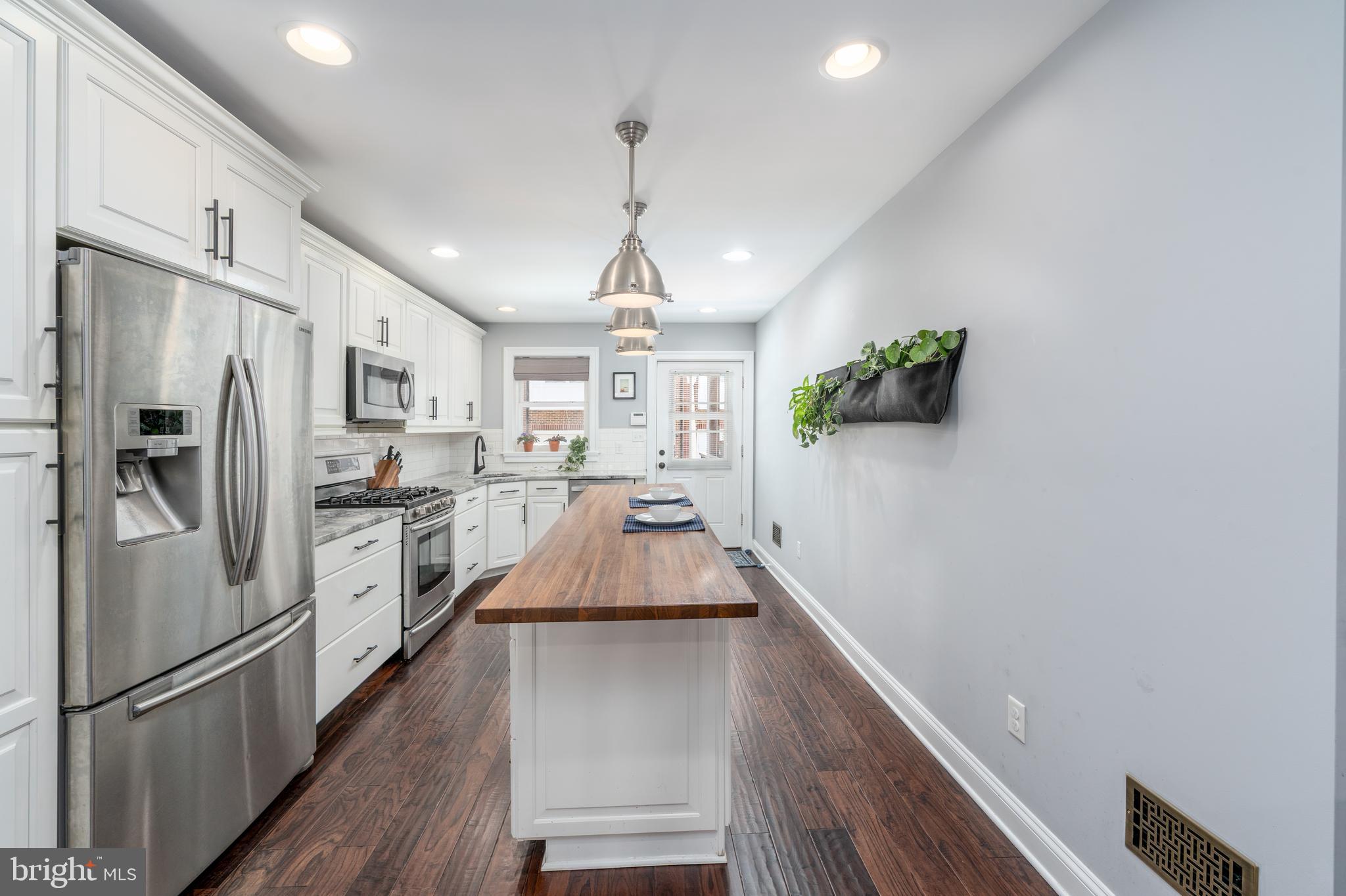 LOCUST POINT - Residential