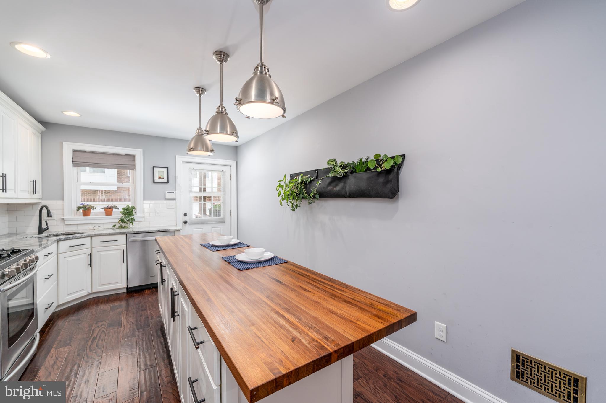 LOCUST POINT - Residential