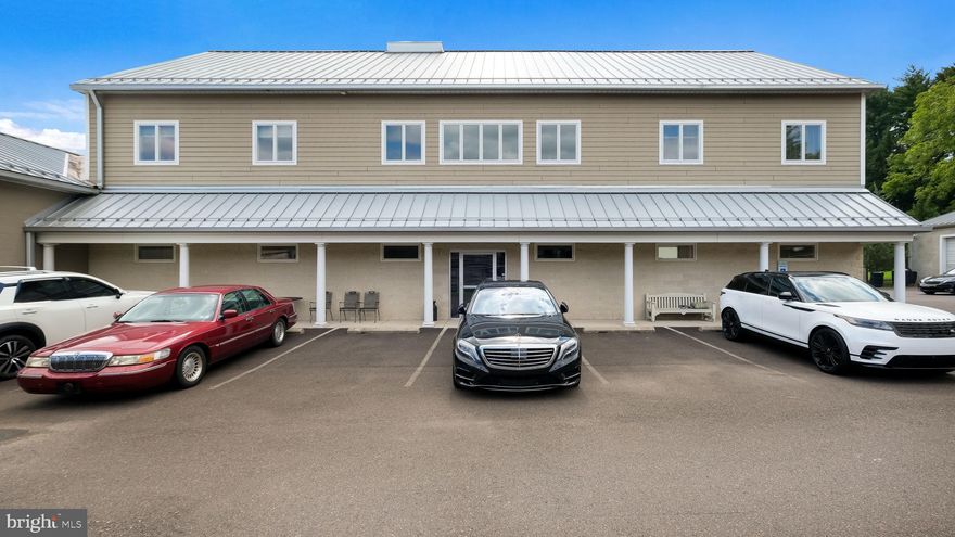 74 Spring Lake Drive – New Britain Borough
Minutes from downtown Doylestown, this move-in-ready 2nd floor office offers 1,350 SF of bright, versatile space. Features include:
Spacious reception/work area
4 private offices with closets & natural light
Half bath + shared conference room
Plenty of parking for staff & guests
Walk to the New Britain train station and enjoy quick access to Routes 202, 611 & 152. Perfect for your business or professional practice — easy to show, ready now!