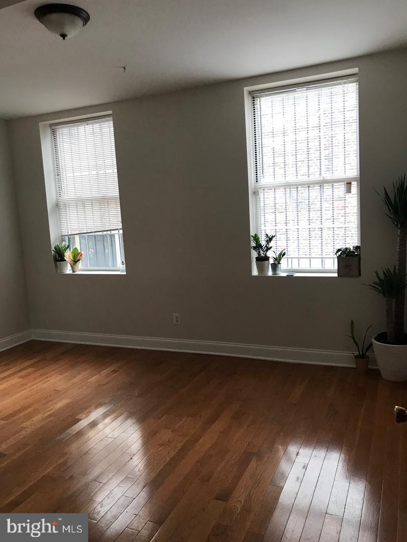 906 ARCH STREET THIR FLOOR