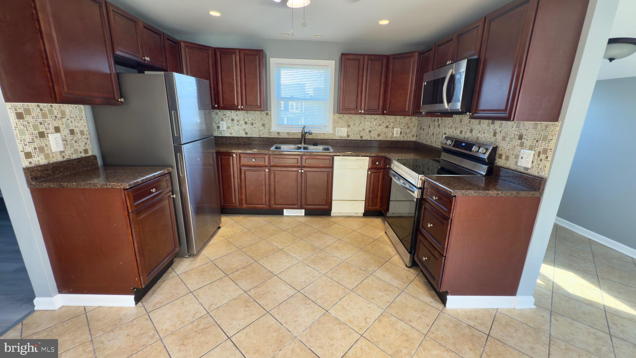 Great opportunity to live in a sought-after area with ample parking and no HOA. Perfect for anyone who has multiple vehicles or trucks.
Cute renovated rambler ready for a new tenant.
Please note that the accessory dwelling is not included.