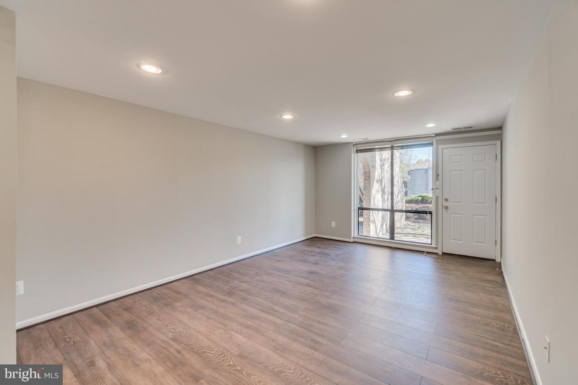 HUNTLEY SQUARE CONDOMINIUMS - Residential