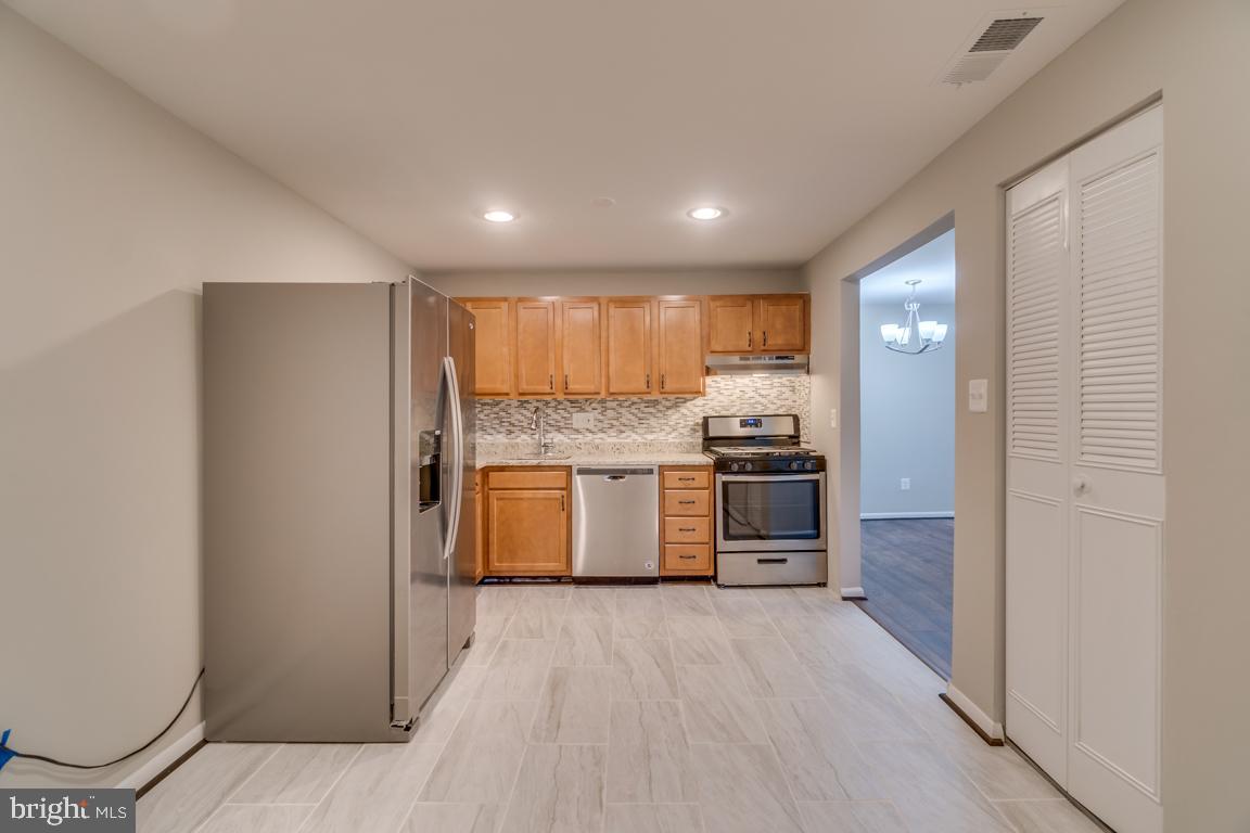 HUNTLEY SQUARE CONDOMINIUMS - Residential