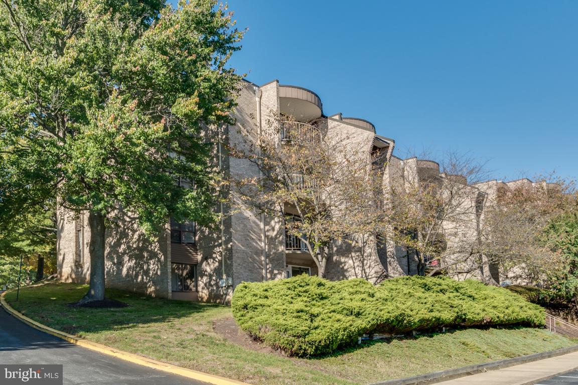 HUNTLEY SQUARE CONDOMINIUMS - Residential