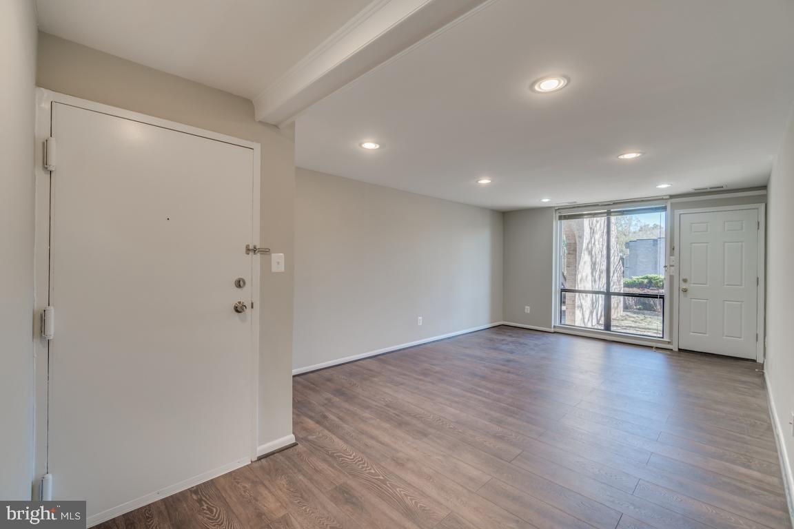 HUNTLEY SQUARE CONDOMINIUMS - Residential