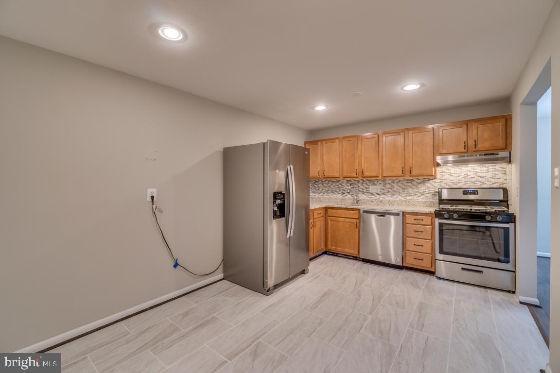 HUNTLEY SQUARE CONDOMINIUMS - Residential