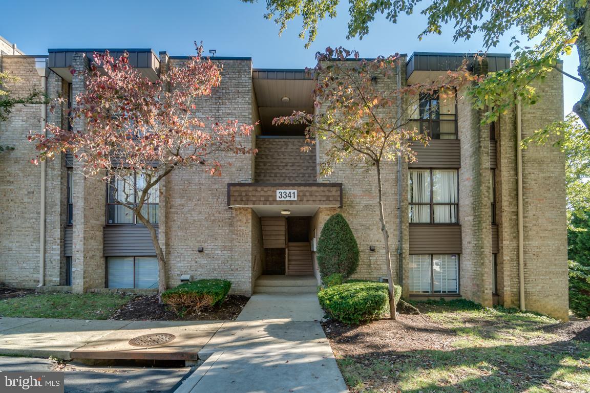 HUNTLEY SQUARE CONDOMINIUMS - Residential