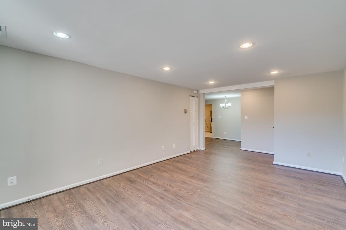 HUNTLEY SQUARE CONDOMINIUMS - Residential