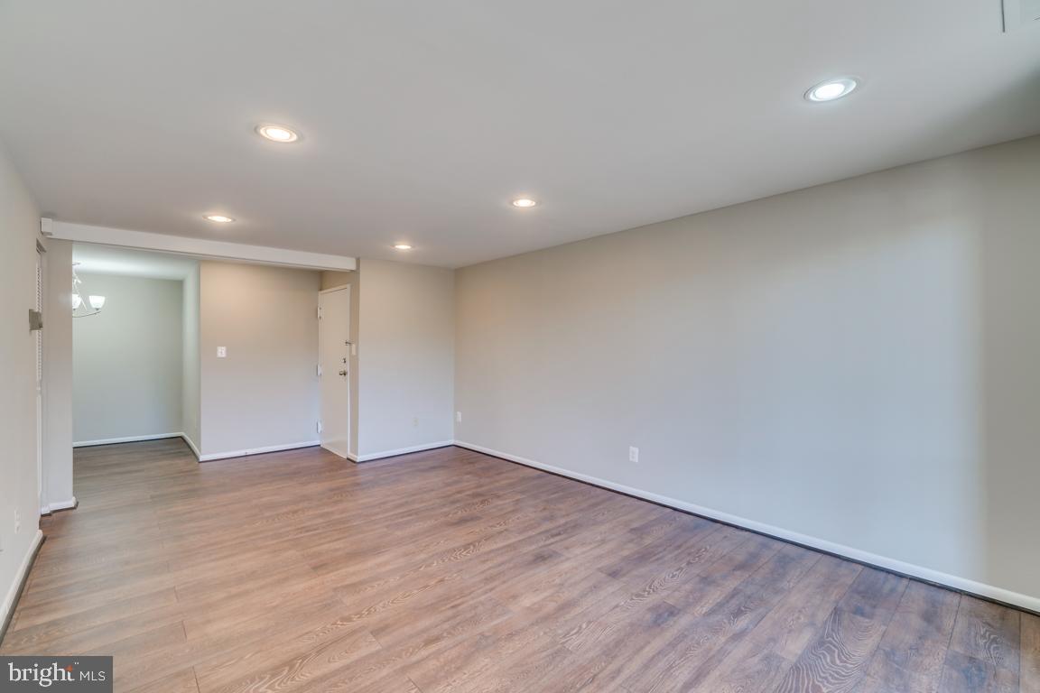 HUNTLEY SQUARE CONDOMINIUMS - Residential