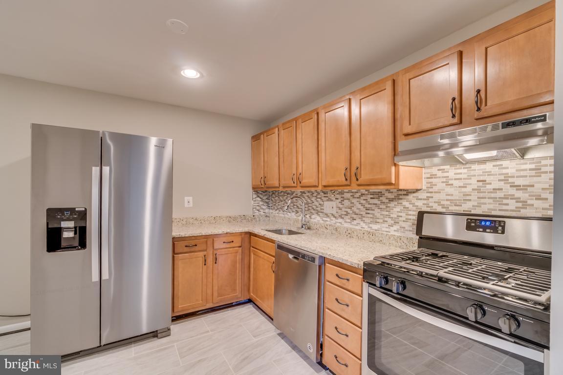 HUNTLEY SQUARE CONDOMINIUMS - Residential