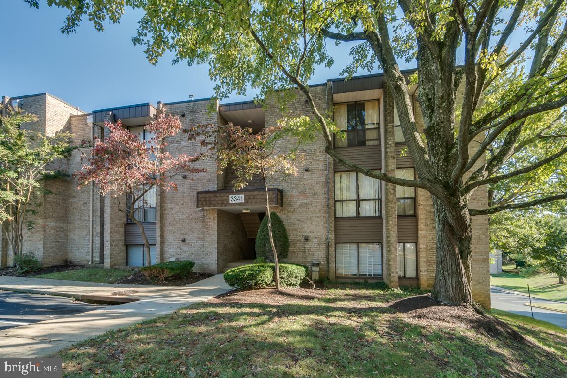 HUNTLEY SQUARE CONDOMINIUMS - Residential