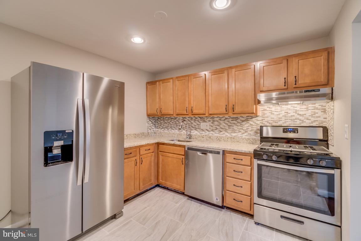 HUNTLEY SQUARE CONDOMINIUMS - Residential