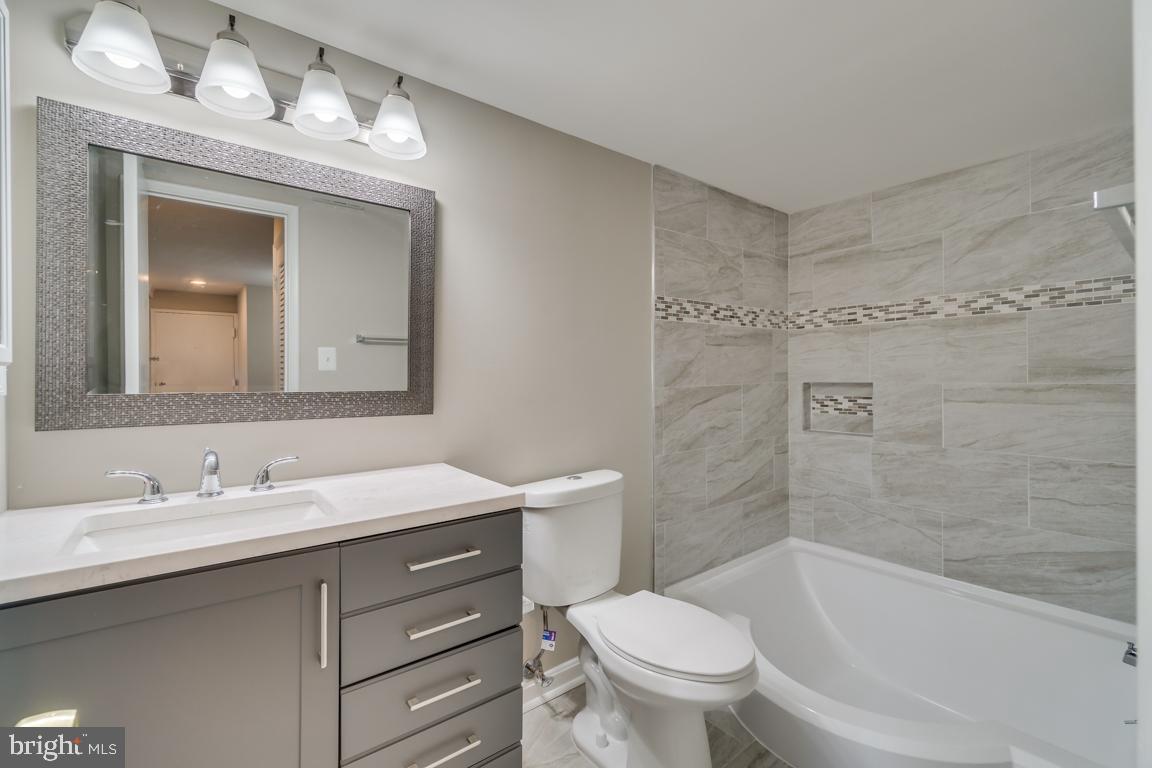 HUNTLEY SQUARE CONDOMINIUMS - Residential