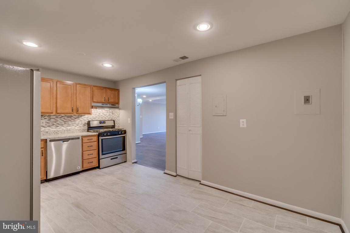 HUNTLEY SQUARE CONDOMINIUMS - Residential