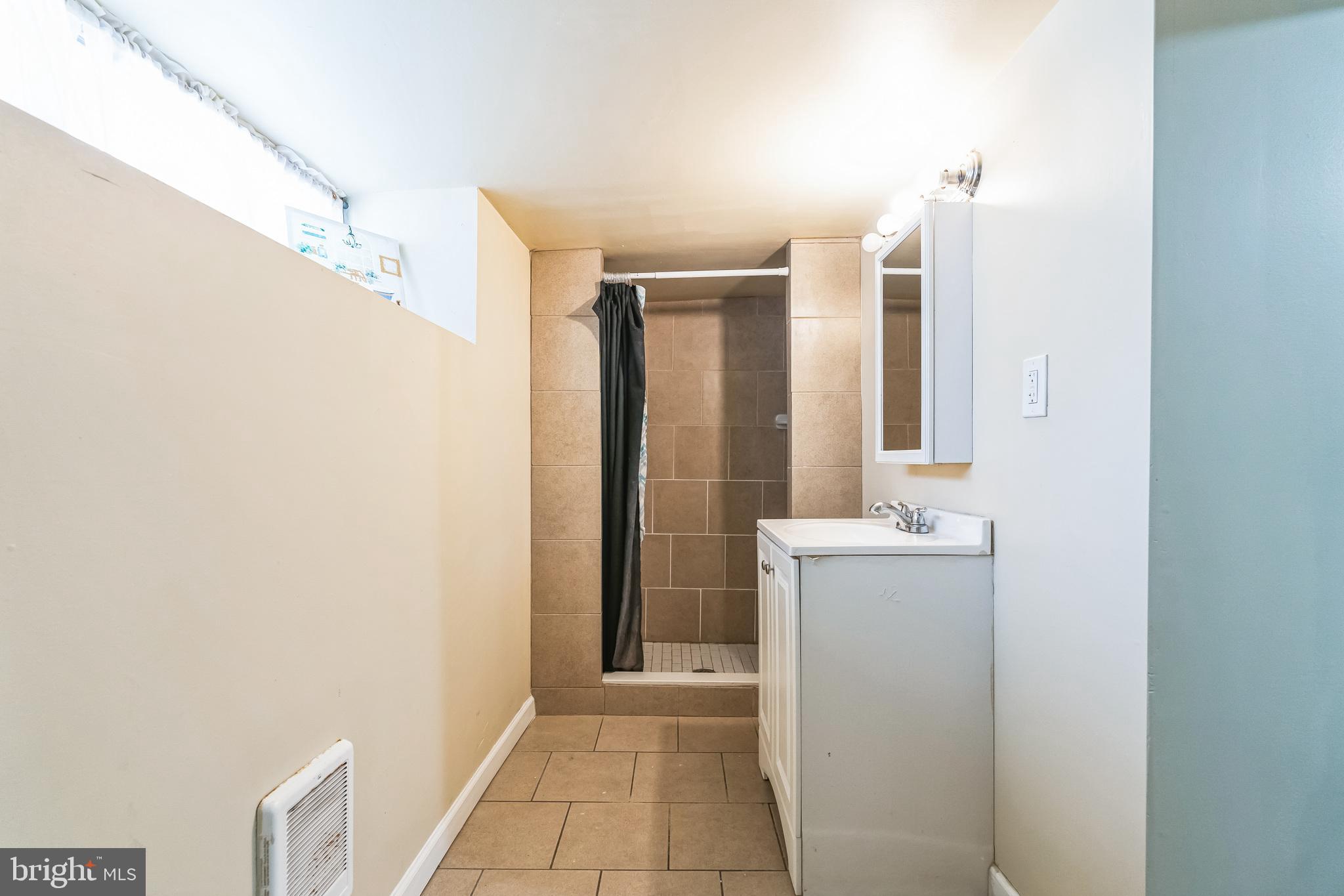 UNIVERSITY CITY - Residential Lease