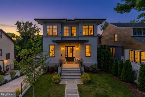 Photo of 135 N Edgewood Street, ARLINGTON, VA 22201 (MLS # VAAR2071656)