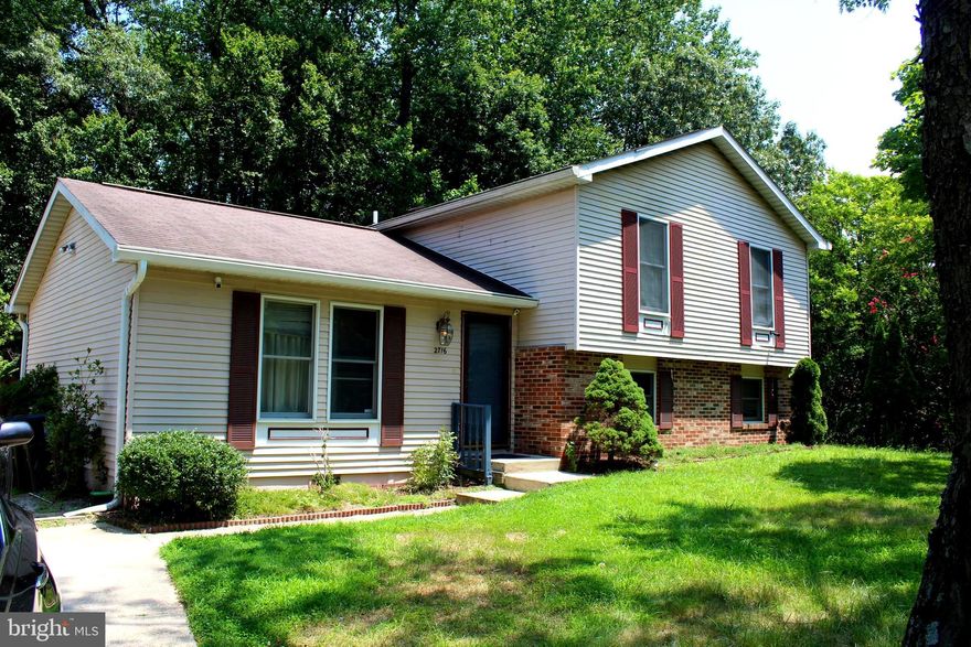 Cul de sac split levels single family. Main entrance to living room, kitchen and dining room. Sliding door to deck. Upper lever features three bedroom and a full bathroom. Lower level has two bedrooms and a full bathroom. Huge backyard. Don't miss it. Schedule a showing appointment.
Seller prefers Chalet Settlements