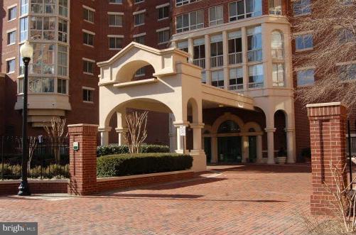 CARLYLE TOWERS - Residential