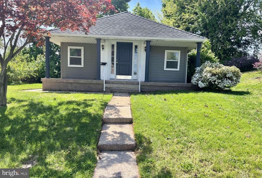 Come check out this affordable, clean manufactured home located in the Oak Hills Neighborhood of Middletown. New flooring , and fresh paint throughout. New natural Gas forced air furnace with central AC and many other updates. This home is move in ready for an owner occupant or rent ready for a turn key investor.