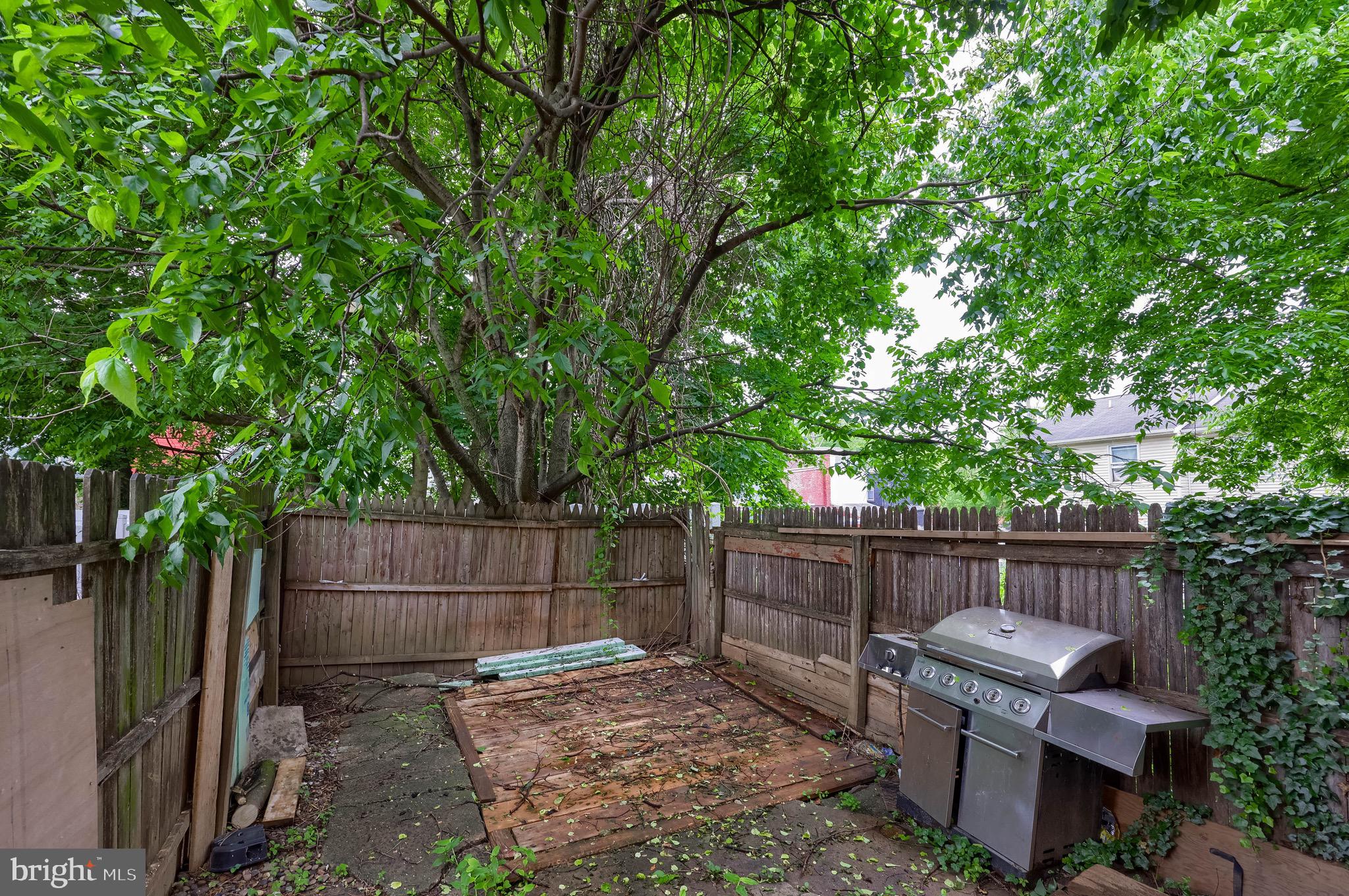 SOUTHEAST LANCASTER - Residential