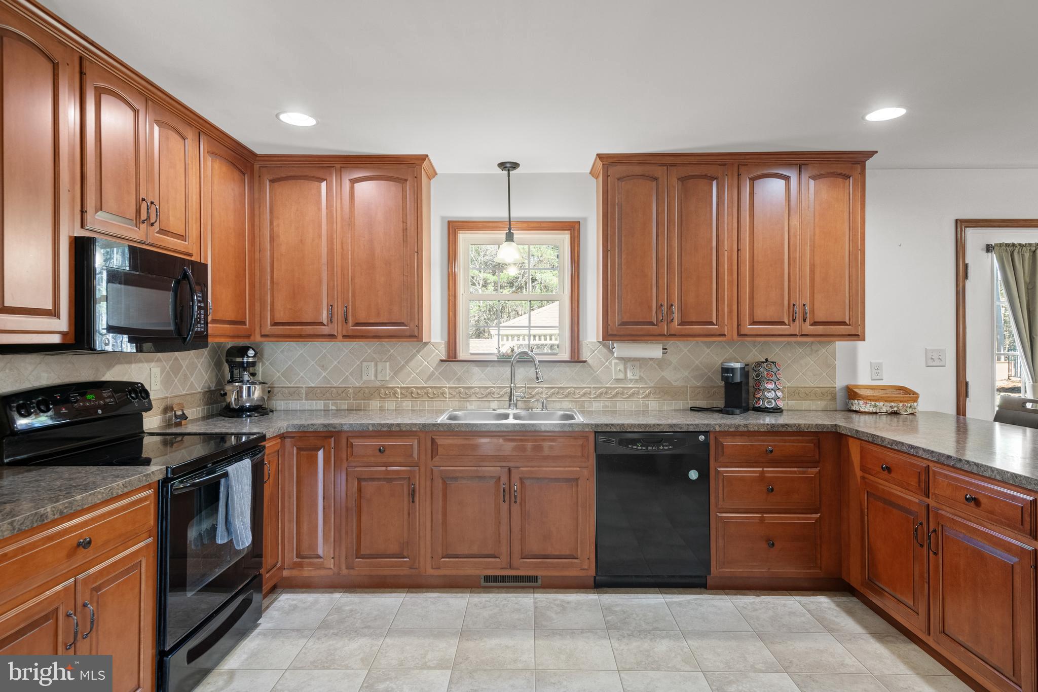 BLUE MOUNTAIN VIEW ESTATE - Residential