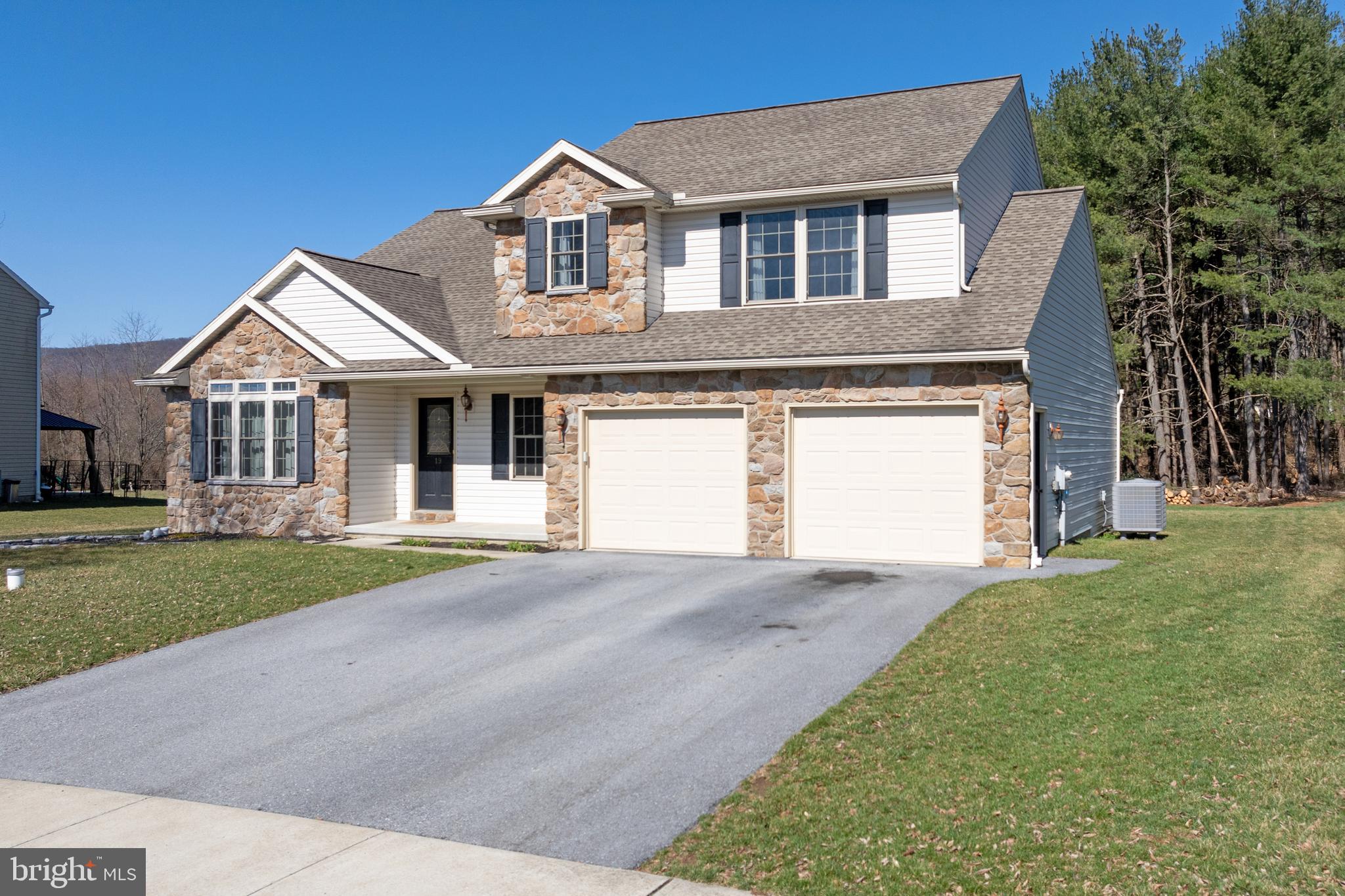 BLUE MOUNTAIN VIEW ESTATE - Residential