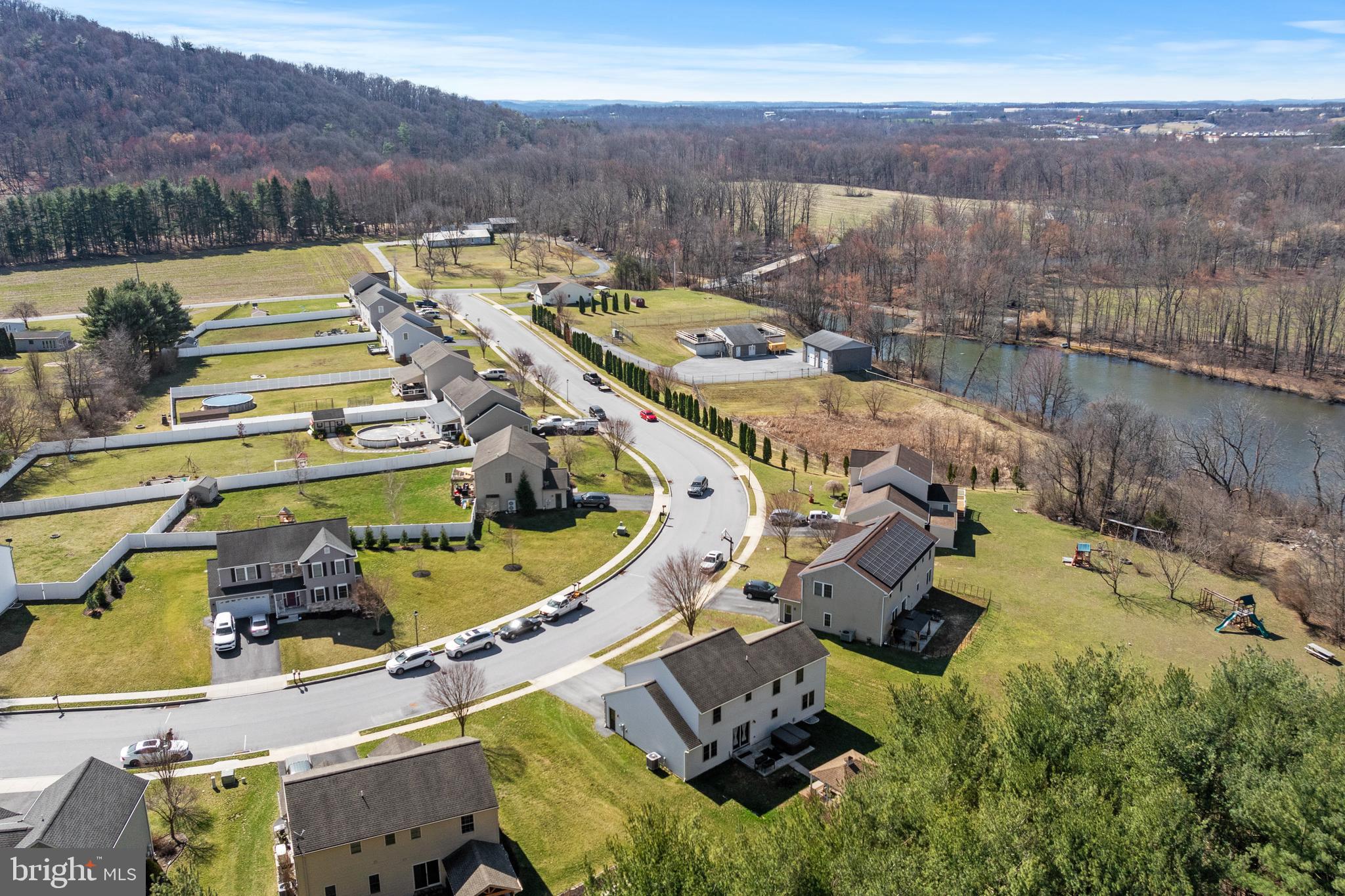 BLUE MOUNTAIN VIEW ESTATE - Residential