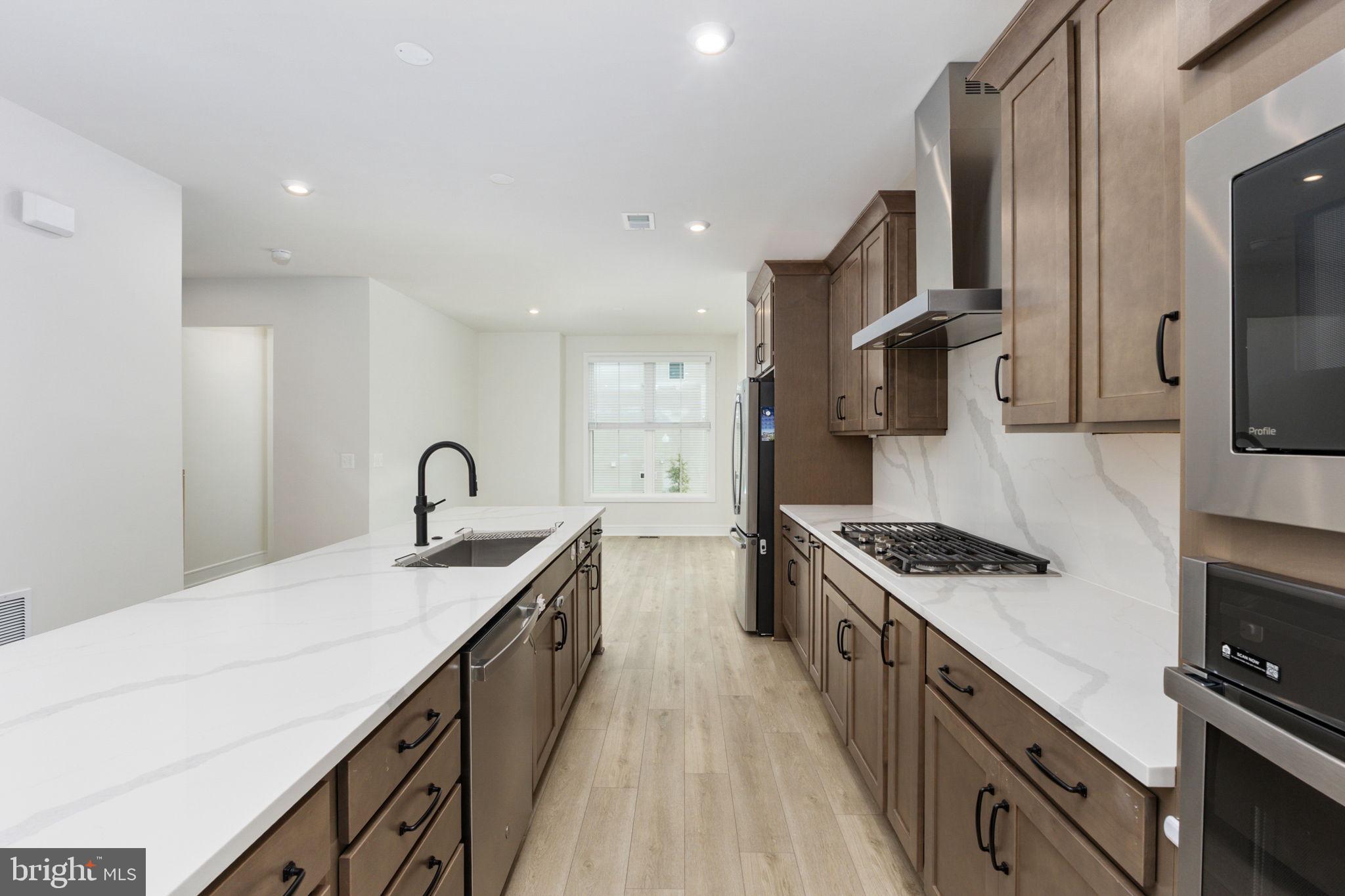 42086 PICASSO SQUARE