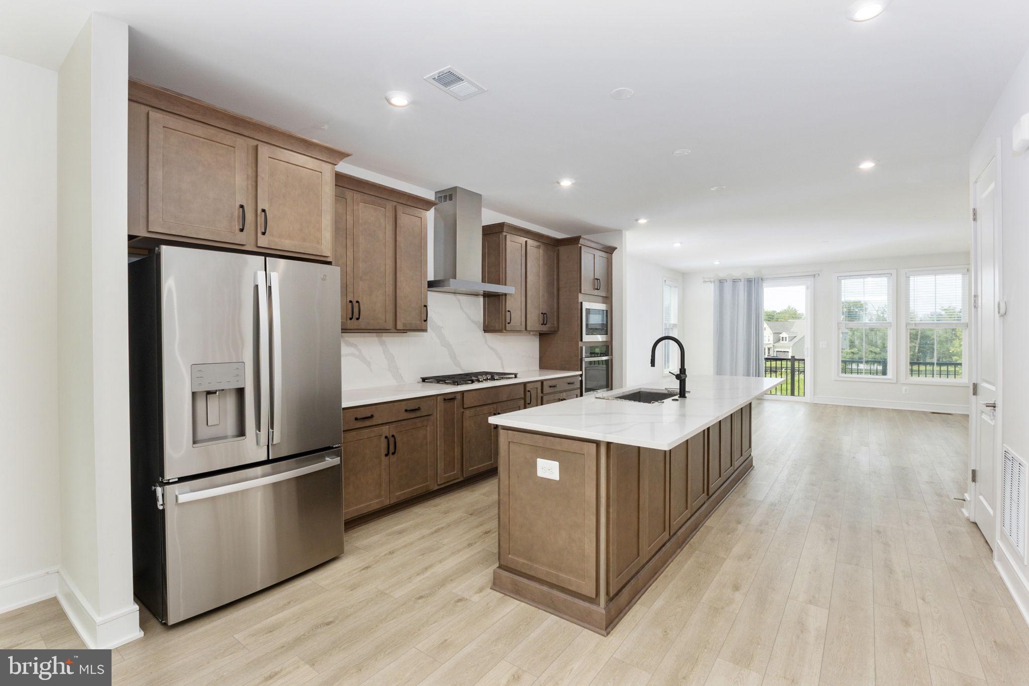 42086 PICASSO SQUARE