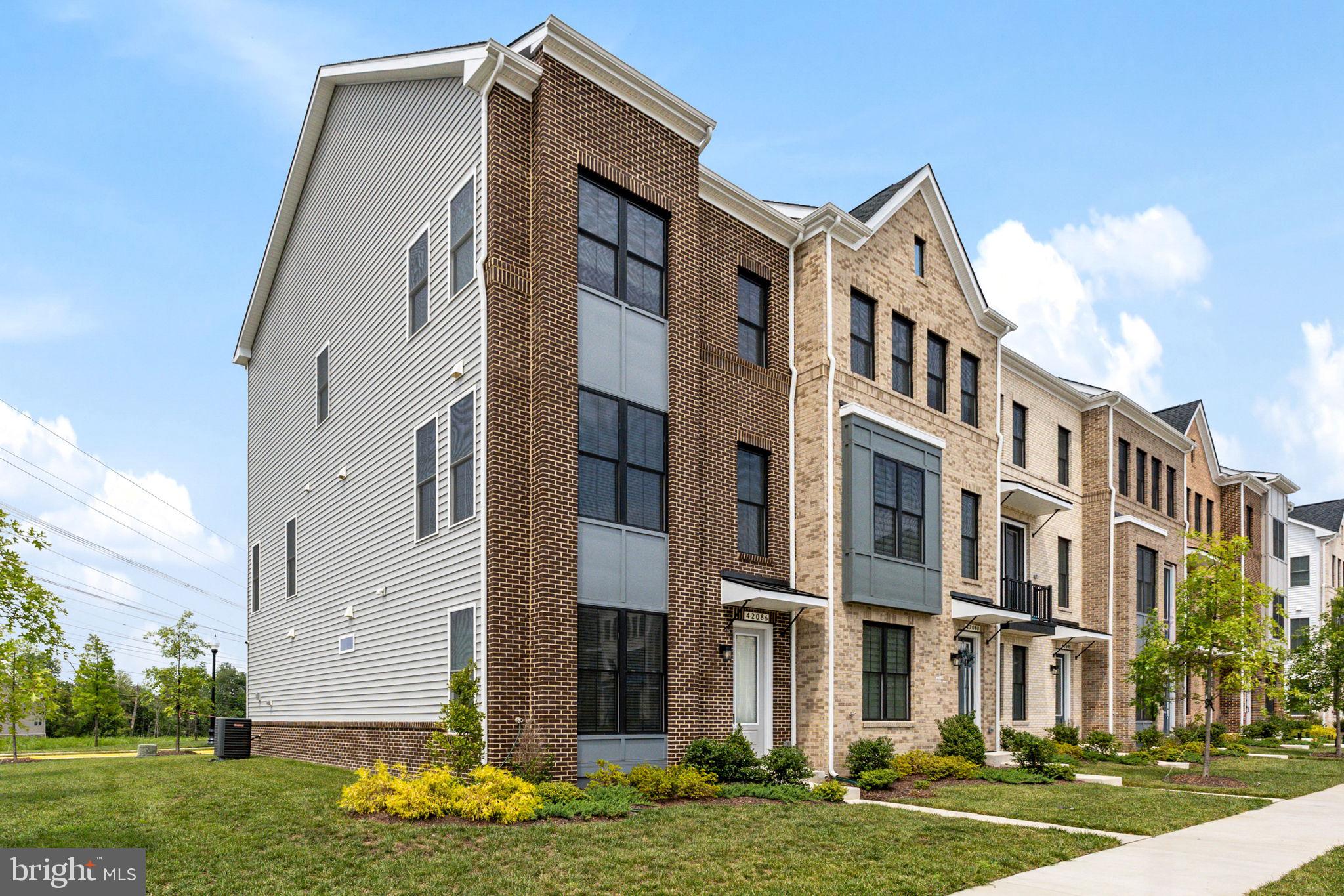 42086 PICASSO SQUARE