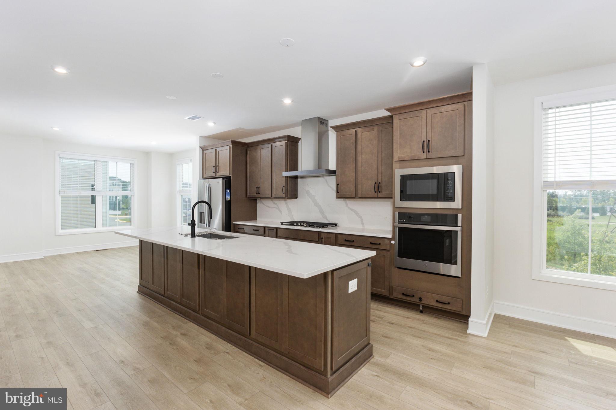 42086 PICASSO SQUARE