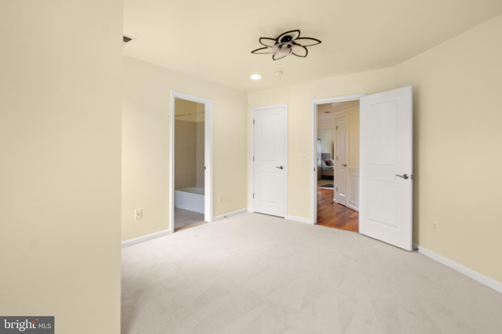 EAST CHASE - Residential