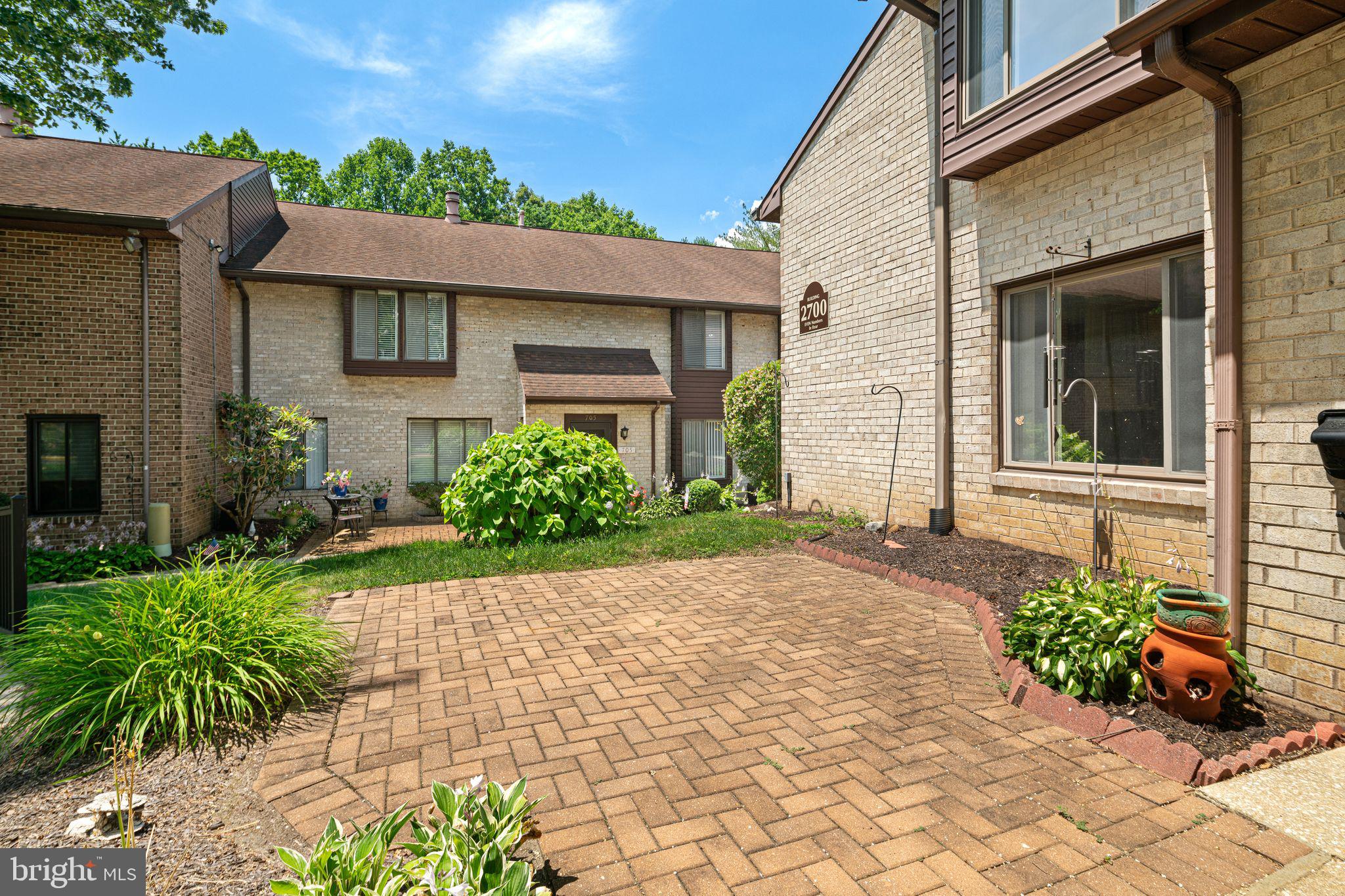 2709 RED OAK CIRCLE
