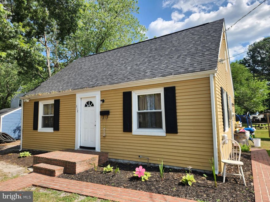 This 4-bedroom, 1-bathroom two-story home is ideally located in the heart of Salisbury. Just minutes from Salisbury City Park & Zoo, Routes 13 & 50, TidalHealth Hospital, the Wicomico Civic Center, and Salisbury University, this home puts you close to everything—local restaurants, shopping, entertainment, doctor offices, and banks. Don’t miss the opportunity to own a well-located home—schedule your private tour today!