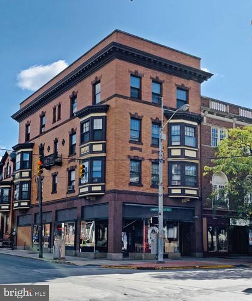 4th floor -1 bed 1 bath apartment offers a perfect blend of comfort and convenience in great downtown location. Living room, updated kitchen with stainless appliances and beautiful hardwood floors throughout. Washer/dryer in unit. Minutes away from dining, entertainment and shopping. No pets and no smoking indoors.