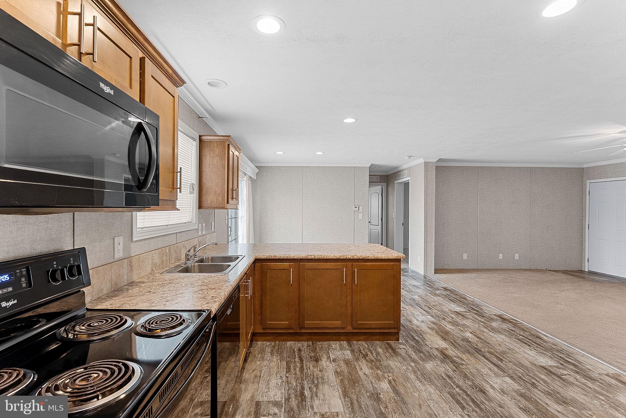 REGENCY LAKES - Residential