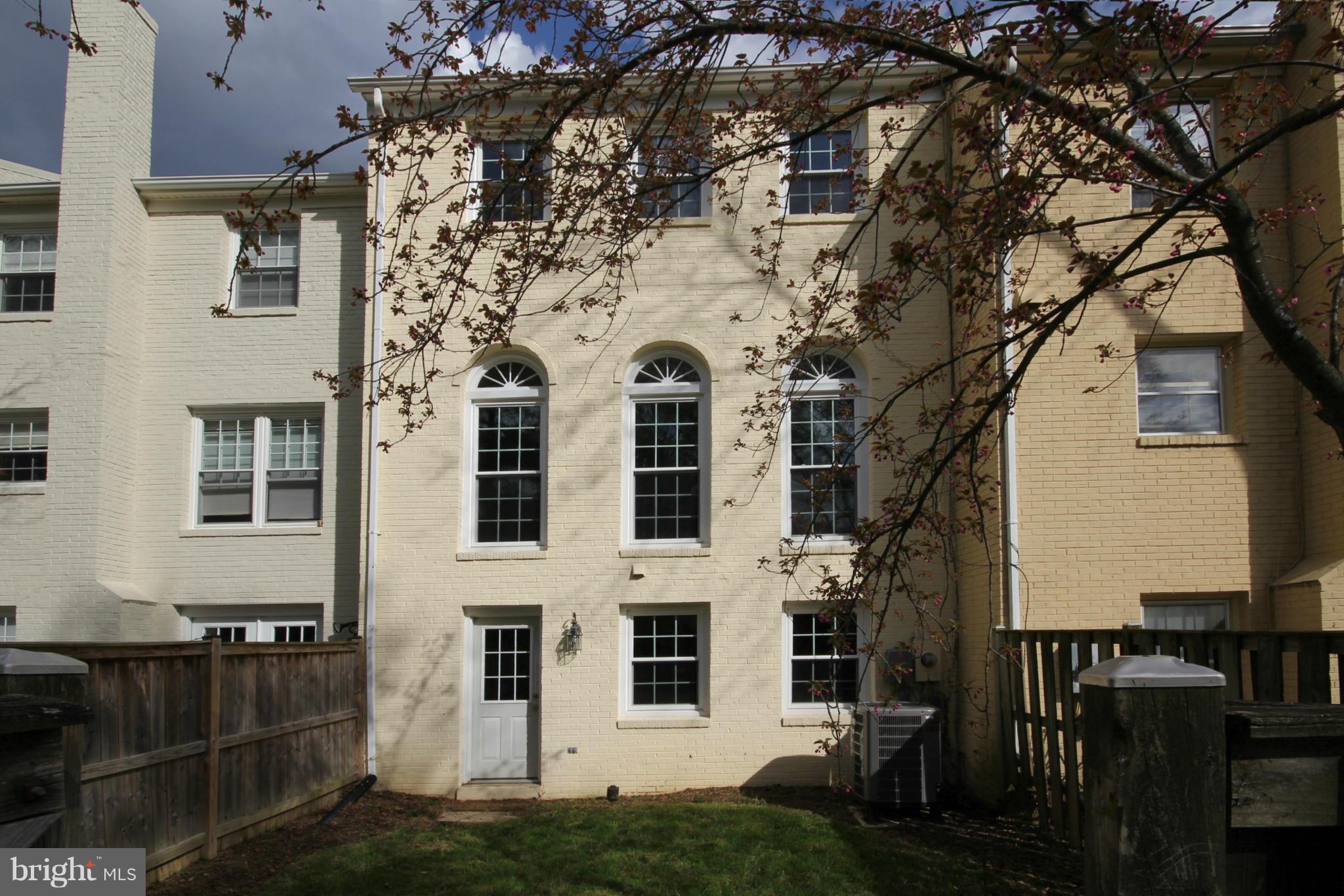 SARATOGA TOWNHOUSES - Residential