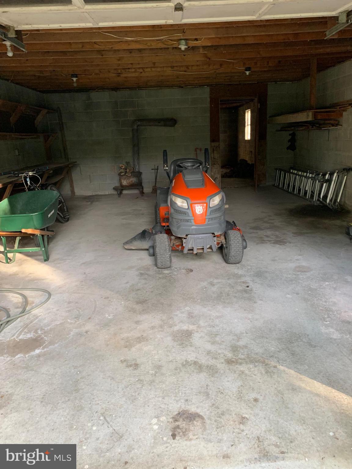 EARL ACRES - Residential