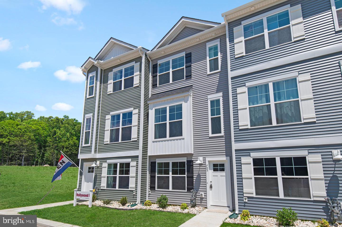 758 BUR OAK COURT