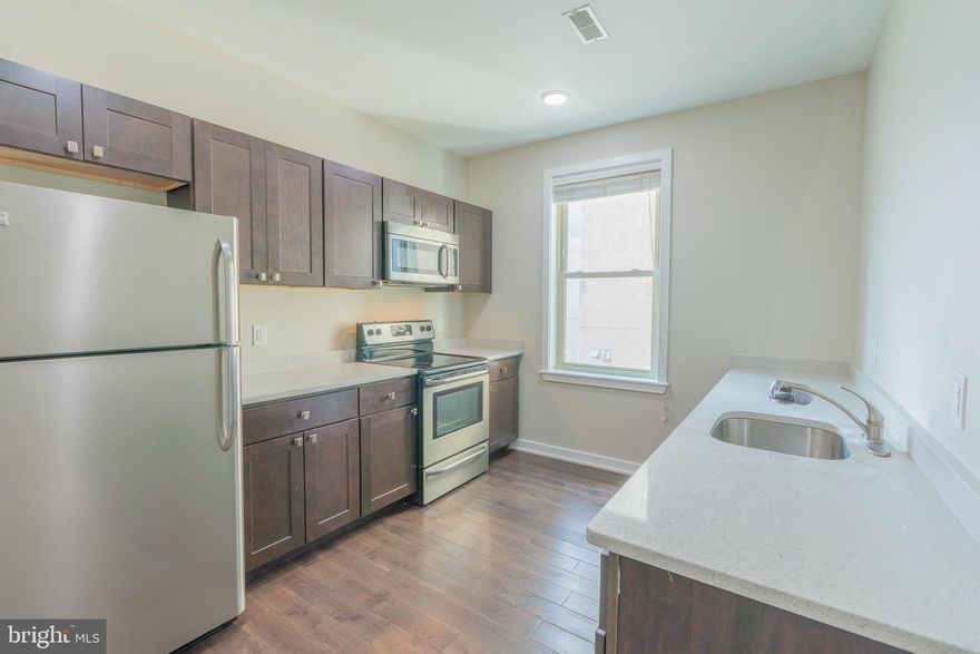 AVAILABLE NOW!

This is a modern, fully furnished 3BD/2BA ROOM FOR RENT available 8/1/2023. Don't worry about searching for roommates! We take care of that for you. This unit has top-of-the-line stainless steel appliances, central a/c, and heat, and gets tons of natural light. Top security keyless entry systems and video monitoring systems are installed as well as other added amenities. Schedule your viewing today! All units will be painted prior to move-in.