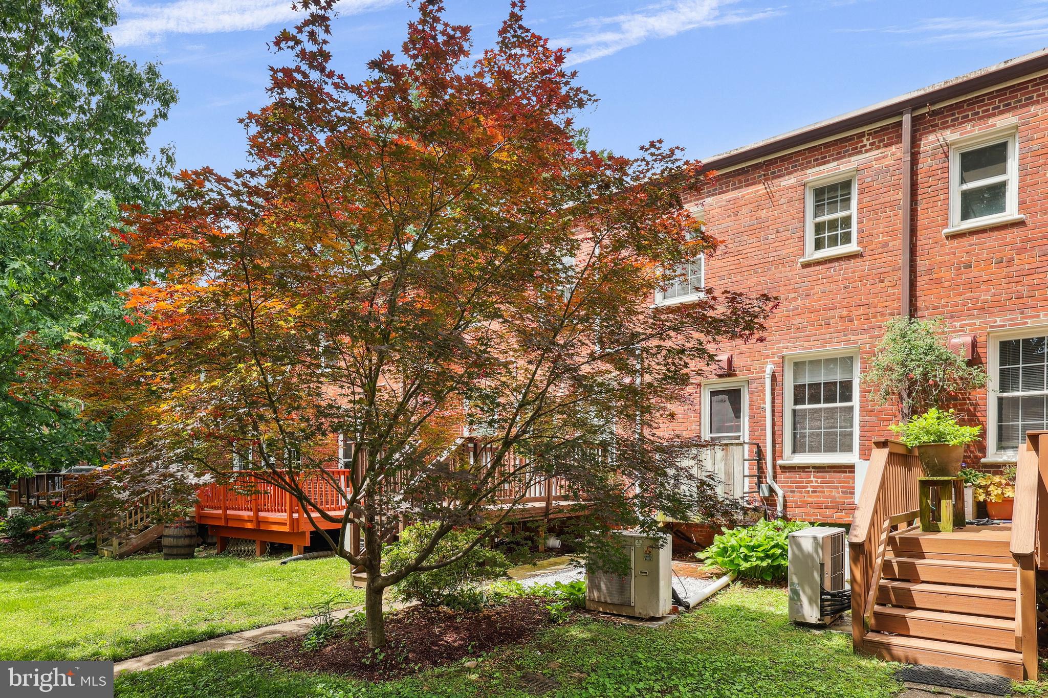 ARLINGTON VILLAGE COURTYARD - Residential