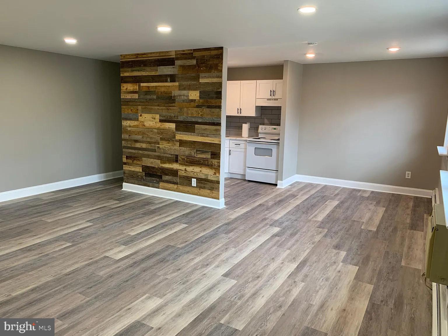 888 square foot, 1 bed 1 bath, second floor condo in Valley House Condominium's. Parking included.
Updates include all new windows, newly painted, new kitchen, countertops, bathroom, shower, and more. Full size washer/dryer. High hat lights throughout. 5" base molding with backsplash in kitchen. A/C with baseboard heat. Includes heat and water. Renter pays all electric, phone, and cable. No pets. 2 year rental agreement.
2 year lease. Renter is responsible for Electric, phone, and cable. Heat and water come with. $100 application fee. Parking space included. No pets, no smoking.