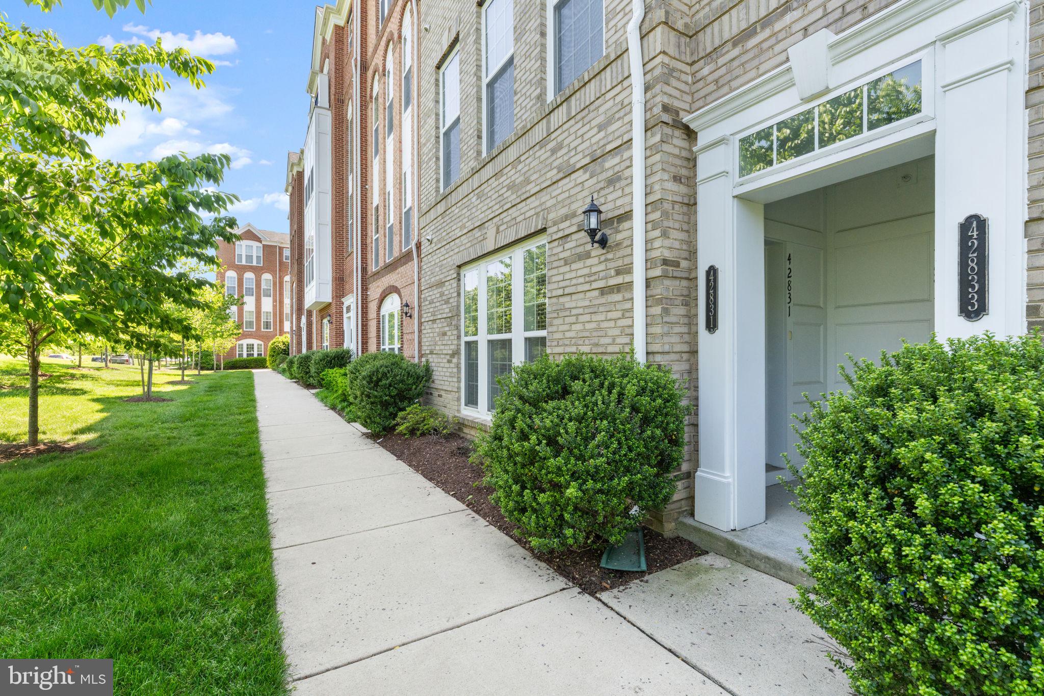 42831 BURRELL SQUARE