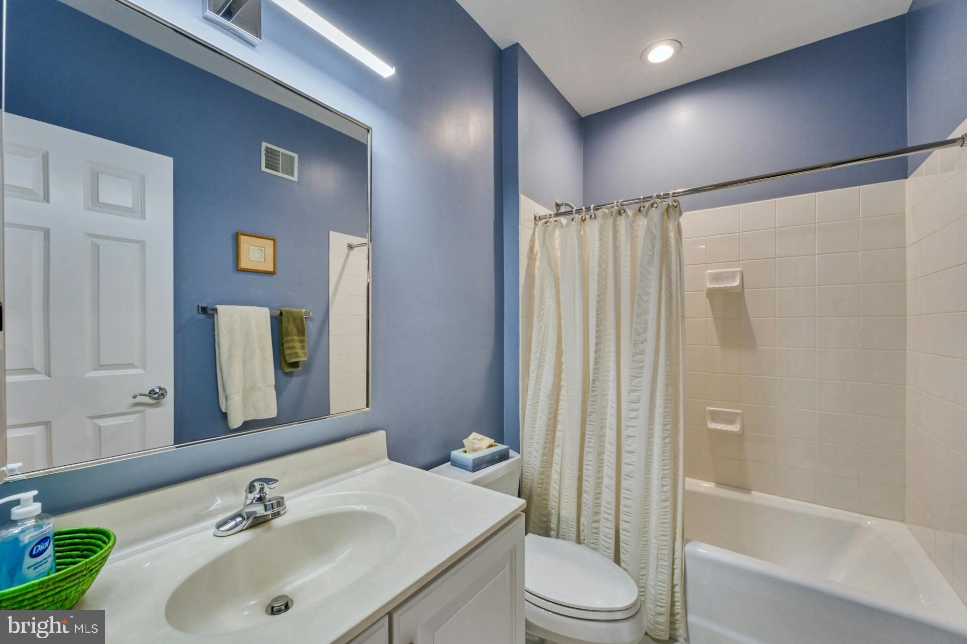 QUEENS ROW - Residential