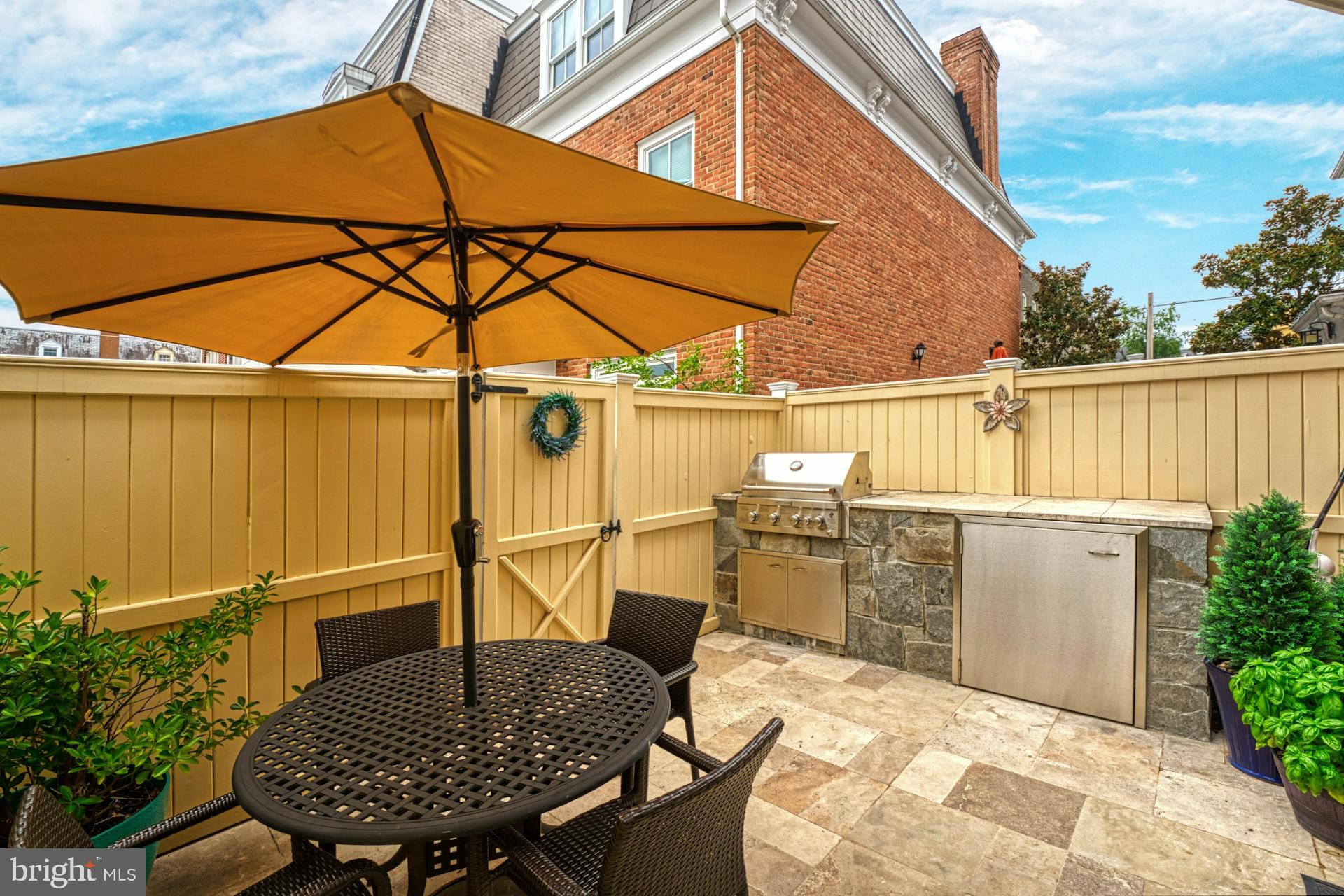 QUEENS ROW - Residential