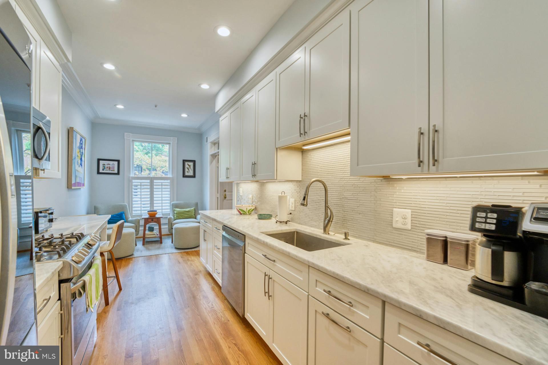 QUEENS ROW - Residential