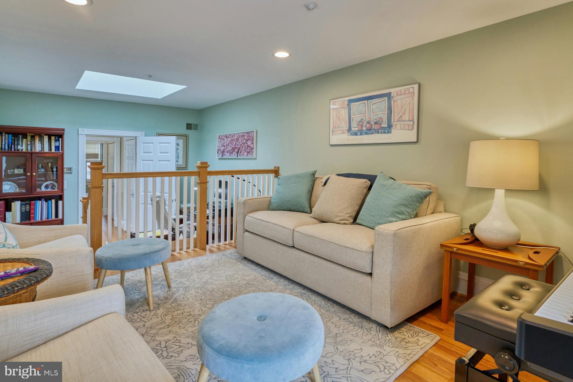 QUEENS ROW - Residential